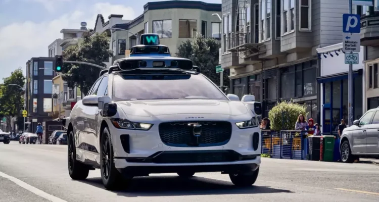 Koper Penumpang Masih Ada Dibagasi, Robotaxi Ini Malah Melenggang Pergi • Dutaponsel