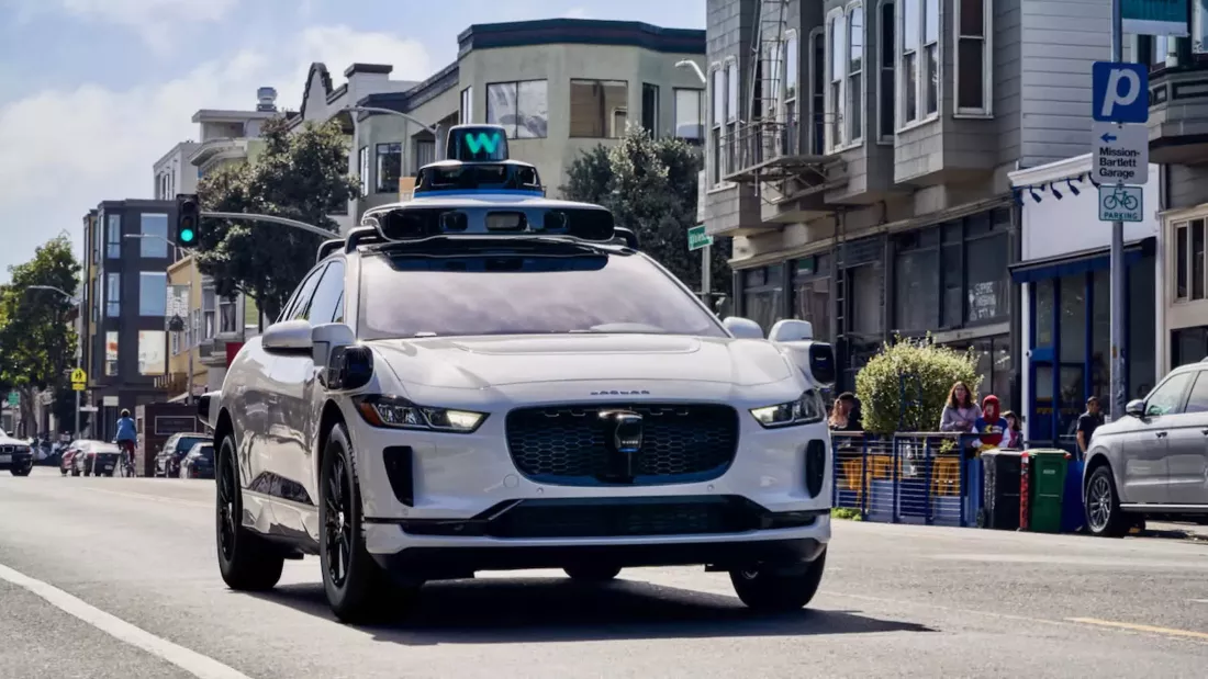 Koper Penumpang Masih Ada Dibagasi, Robotaxi Ini Malah Melenggang Pergi • Dutaponsel
